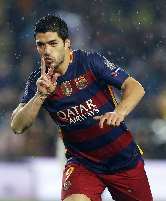 杜普兰蒂斯、特博戈两名巴黎奥运会金牌得主为摩纳哥vs巴黎开球（巴黎奥运金牌得主杜普兰蒂斯、特博戈为摩纳哥对巴黎比赛开球）