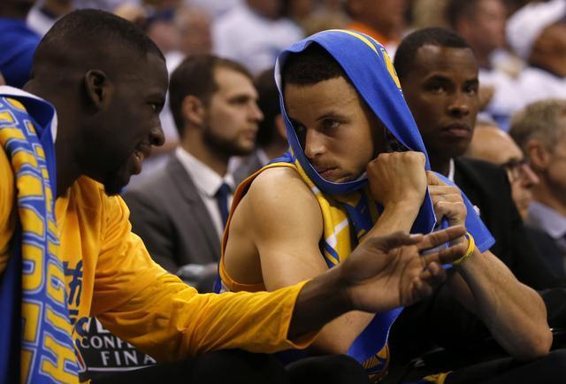 湖人詹姆斯关键封盖锁定胜局（詹姆斯关键封盖助湖人锁定胜利）