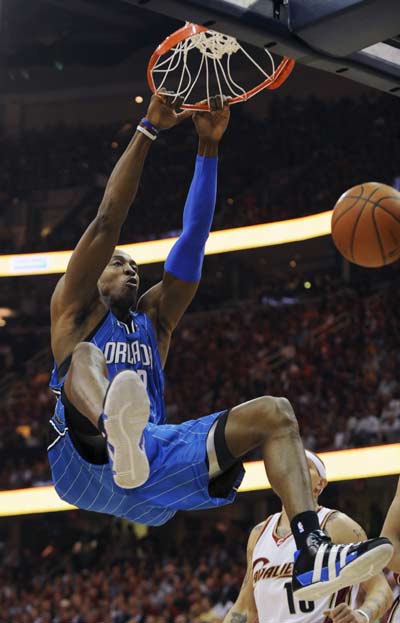 辽宁男篮王哲林末节关键表现（王哲林末节爆发助辽宁男篮锁定胜局）